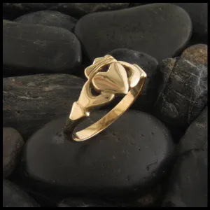 Simple Claddagh Ring in Gold