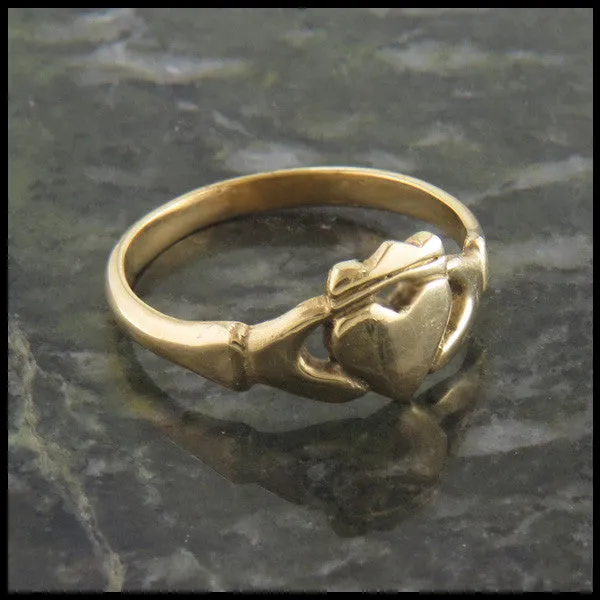 Simple Claddagh Ring in Gold